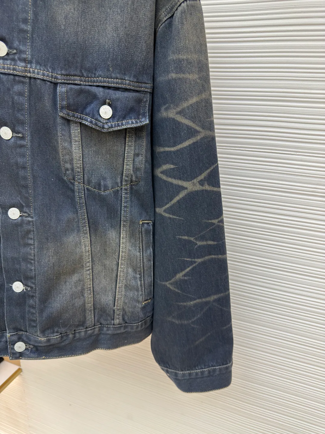 Acne Studios embroidered denim jacket ●Authentic product: Purchased and developed for 8500 ●Item No.: 1680047-B80 ●Material: densely woven cotton denim fabric ●Technology: embroidery production ●Version: Fitted version ●Weight: about 1020 ●Size: S-M-L-XL ●Description: Customized densely woven cotton denim material with excellent texture and comfortable skin fit. Use gradient fried blue as the base tone, natural and layered It is the ultimate display of retro aesthetics. The collar leather has been sublimated, and studs are inlaid at random around the collar. It has received a new interpretation. Acne Studios' light or dark stitches are jumping and intertwined on the sleeves. It is a miniature presentation of the brand spirit. It breaks the monotony and rigidity of traditional denim jackets. It interprets with a unique design and has become the new favorite of retro fashion. It uses imported machine embroidery technology and uses advanced computer control systems and precision mechanical components. AcneStudios embroidery operations have high precision. The lines are smooth and delicate. Multiple sand-rubbers are used to rub the specific parts with a high-pressure spray gun to achieve a local gradient effect. Then, a unique texture pattern is created through frosting technology. The workmanship is extremely complex, time-consuming and labor-intensive. The overall wiring is straight and delicate, the fabric is comfortable and soft, and the color is consistent without color difference. It can be matched with the same style to create a fashionable look and control various occasions. Customized accessories, complete with three standards, same style for men and women!